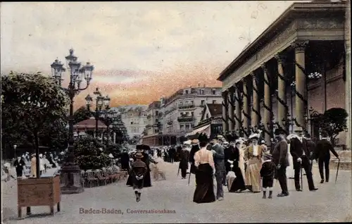 Ak Baden Baden, Straßenpartie mit Blick auf das Konversationshaus, Passanten