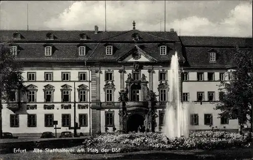 Ak Erfurt in Thüringen, Alte Statthalterei am Platz der DSF, Brunnen