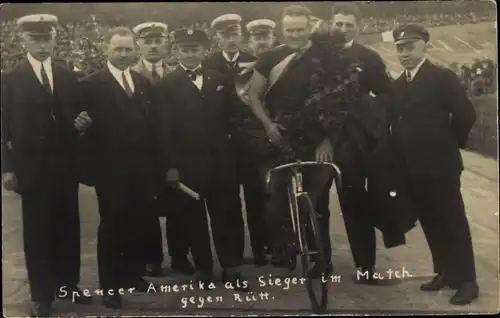 Foto Ak Radrennfahrer Spencer als Sieger im Match gegen Rütt