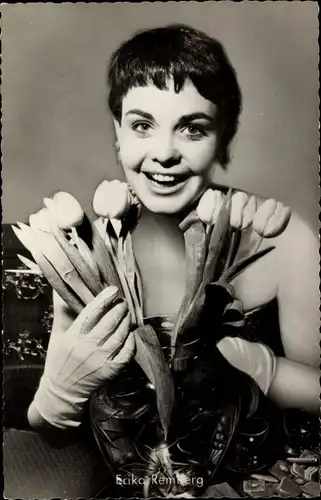 Ak Schauspielerin Erika Remberg, Portrait, Tulpen, Blumenvase, Kaiserjäger
