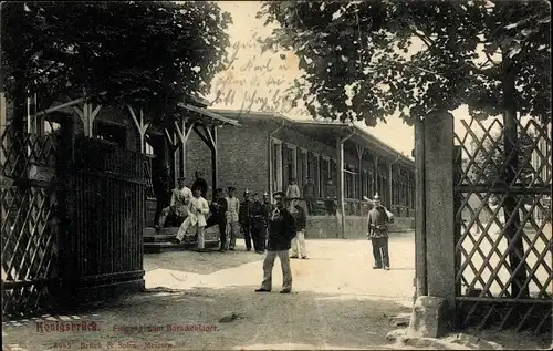 Ak Königsbrück in der Oberlausitz, Truppenübungsplatz, Eingang zum Barackenlager