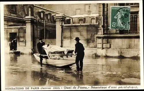 Ak Paris, Les Inondations 1910, Quai de Passy, Sauvetage d'une vieille dame paralytique, Hochwasser
