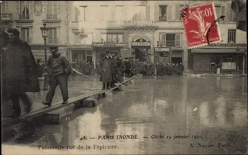 Ak Paris VIII, Rue de la Pépinière, Fußgängerbrücke, Die große Seineflut am 29. Januar 1910