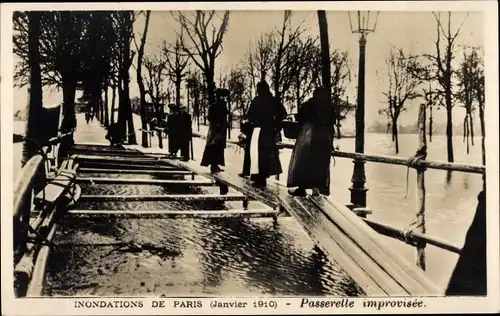 Ak Paris, Die große Seineflut Januar 1910, Improvisierte Fußgängerbrücke