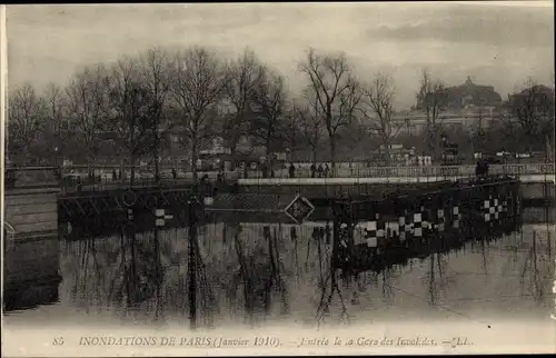 Postkarte Paris VII, Eingang zum Gare des Invalides, Die große Seine-Flut Januar 1910