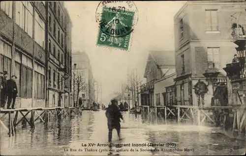 Postkarte Paris XV Vaugirard, Rue du Théâtre, Die große Seine-Flut Januar 1910