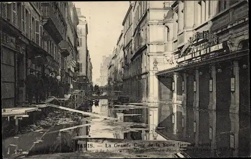 Ak Paris VII, Rue du Bac, Die Große Seine-Flut Januar 1910, Petit St. Thomas Store