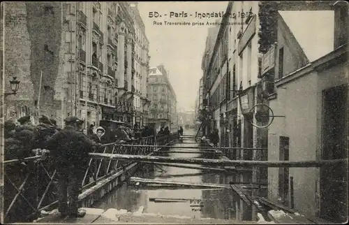Ak Paris XII., Überschwemmungen 1910, Rue Traversière, Avenue Daumesnil, Fußgängerbrücke