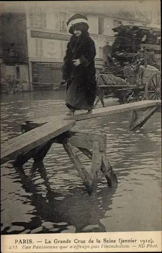 Ak Paris, Die große Seineflut Januar 1910, Eine Pariserin, die keine Angst hat