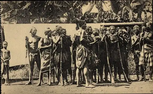 Ak Französische Mission der Väter des Heiligen Geistes, einheimische Krieger