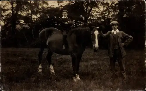 Foto Ak Zwei Jungen mit einem Pferd