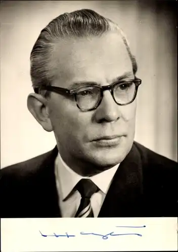 Foto Ak Kai-Uwe von Hassel, ehemaliger Bundesminister der Verteidigung, Autogramm