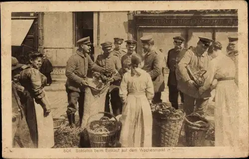 Ak Deutsche Soldaten beim Einkauf auf dem Wochenmarkt, I WK