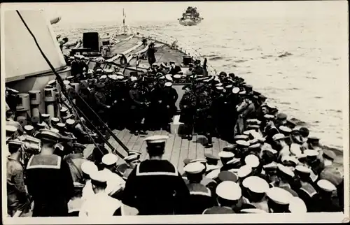 Foto Ak Britisches Kriegsschiff, Seeleute an Deck