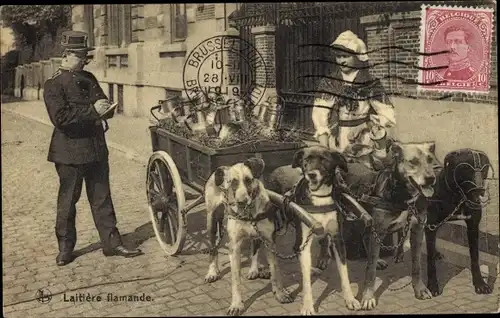 Ak Laitiere flamande, Milchmädchen in belgischer Tracht, Hundekarren, Polizist