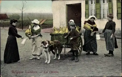 Ak Belgische Tracht, Milchmädchen, Hundekarren, Arbeitshunde, Frauen kaufen Milch, Milchkannen