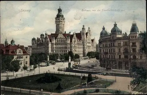 Ak Leipzig in Sachsen, Rathaus von der Tauchnitzbrücke gesehen