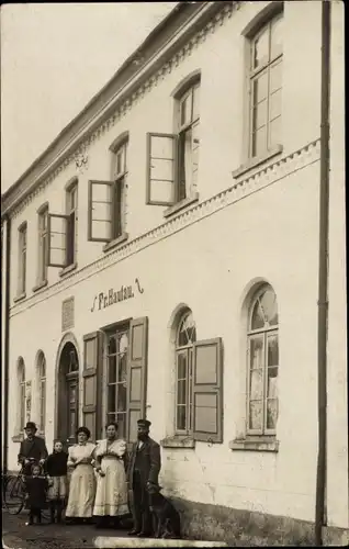 Foto Ak Aerzen im Weserbergland, Geschäftshaus Fr. Hautau, Anwohner, Familie, Hund