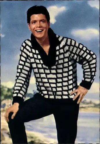 Ak Sänger Cliff Richard, Standportrait, schwarz weißer Pullover
