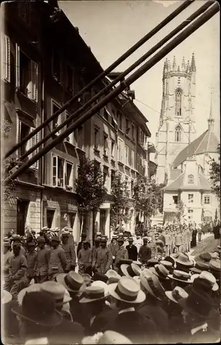 Foto Ak Fribourg Freiburg Stadt Schweiz, Fete Dieu, 1917, Marschierende Soldaten