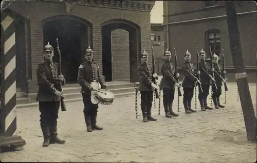 Foto Ak Deutsche Soldaten in Uniformen, Trommler, I WK