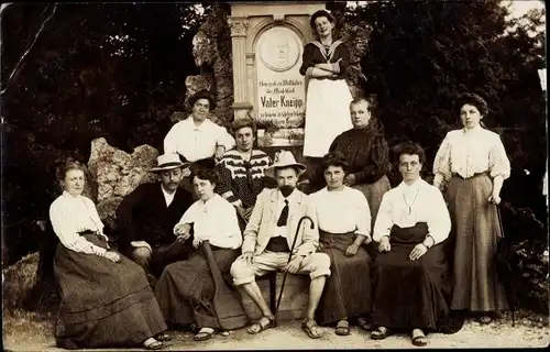 Foto Ak Bad Wörishofen im Unterallgäu, Vater Kneipp Brunnen, Gruppenfoto