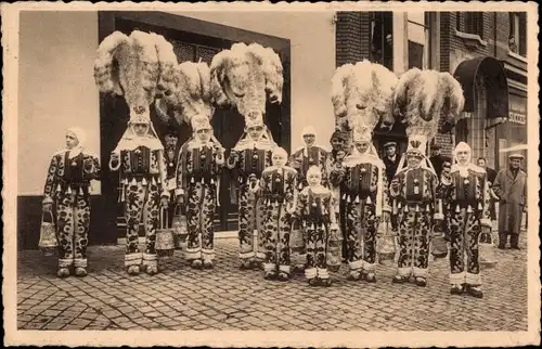Ak Binche Wallonien Hennegau, Karneval, Personen in Kostümen, Karnevalsumzug