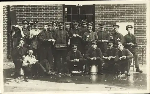 Foto Ak Britische Soldaten in Uniformen, Gruppenaufnahme