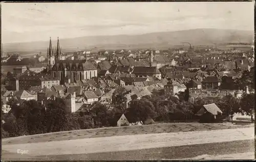 Ak Cheb Eger Region Karlsbad, Gesamtansicht, Kirche