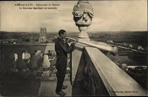 Ak Aire sur la Lys Pas de Calais, Balustrade du Beffroi, Le Guetteur signalant