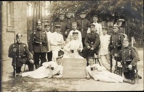 Foto Ak Zeithain in Sachsen, Gruppenportrait Soldaten, Uniform, Gewehre