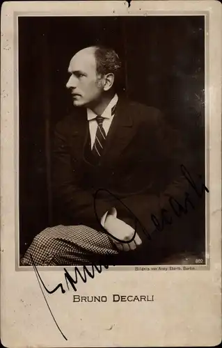 Ak Schauspieler Bruno Decarli, Sitzportrait, Anzug, Krawatte, Autogramm