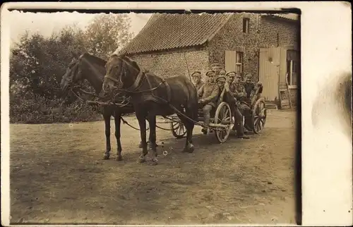 Foto Ak Deutsche Soldaten in Uniform, Pferdefuhrwerk, Flandern 1918, 1. WK