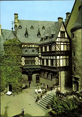 Ak Wernigerode im Harz, Feudalmuseum Schloss Wernigerode, Innenhof mit Fachwerkbau