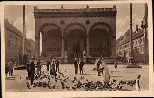 Ak München, Feldherrnhalle, Taubenfütterung