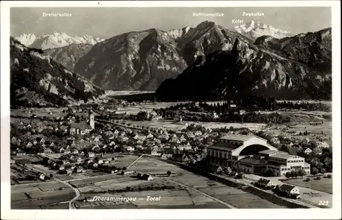 Ak Oberammergau in Oberbayern, Panorama, Passionstheater, Zugspitze, Kofel, Dreitorspitze