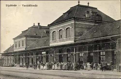 Ak Leopoldov Lipótvár Slowakei, Bahnhof, Gleisseite