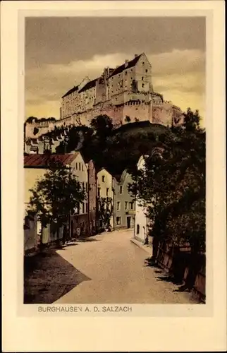 Ak Burghausen im Kreis Altötting Oberbayern, Straßenpartie, Burg