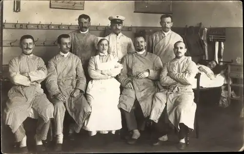 Foto Ak Halberstadt am Harz, Soldaten im Lazarett, Sanitäter, Krankenschwester, I WK