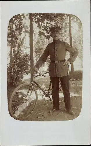 Foto Ak Deutscher Soldat in Uniform mit Fahrrad, Portrait