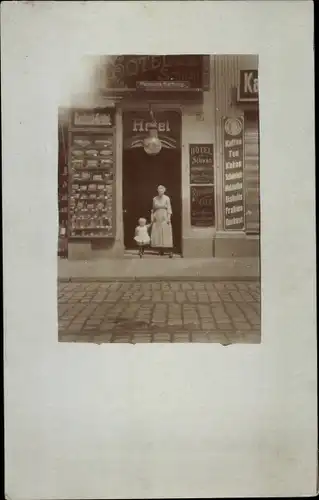 Foto Ak Hotel weißer Schwan, Frau mit Kind vor dem Eingang