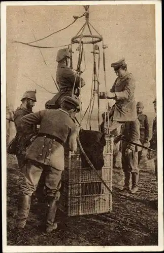 Ak Ein Beobachtungsoffizier besteigt den Korb eines Luftschiffes