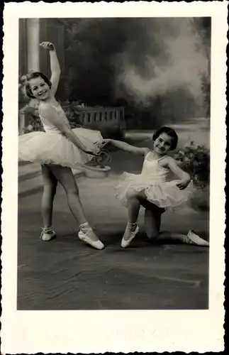 Foto Ak Zwei Mädchen tanzen Ballett
