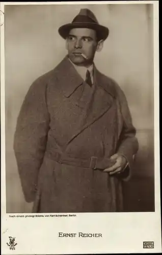Ak Schauspieler Ernst Reicher, Portrait, Mantel, Hut, Zigarette