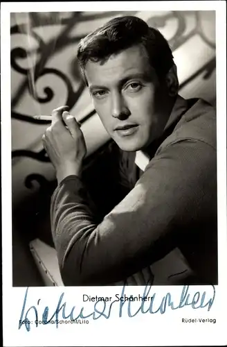Ak Schauspieler Dietmar Schönherr, Portrait mit Zigarette, Autogramm