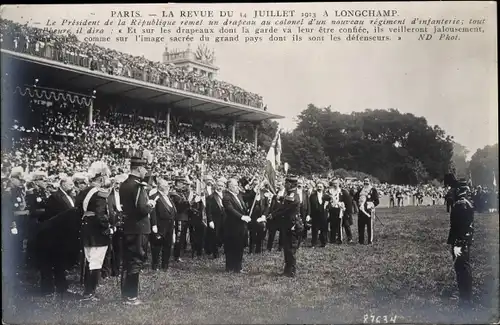 Ak Paris Passy, La Revue du 14 Juillet in Longchamp, der Präsident überreicht dem Oberst eine Flagge