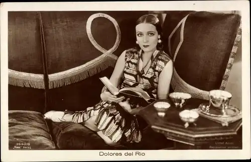 Ak Schauspielerin Dolores del Rio, Portrait mit Buch
