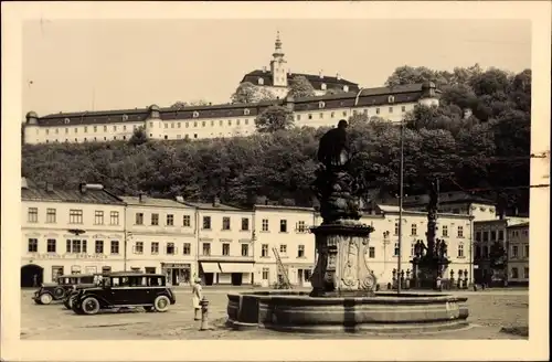 Ak Fulnek Region Mährisch Schlesien, Platz, Brunnen, Schloss