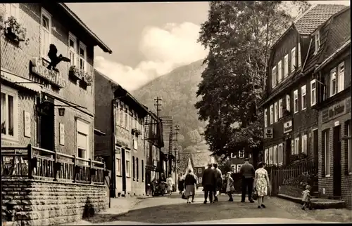 Ak Gießübel Schleusegrund Thüringer Wald, Gaststätte Schwarzer Adler, Passanten