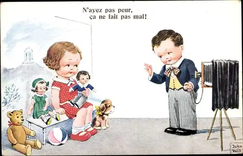 Künstler Ak Wills, John, Junge als Fotograf, Mädchen mit Puppen und Teddybär